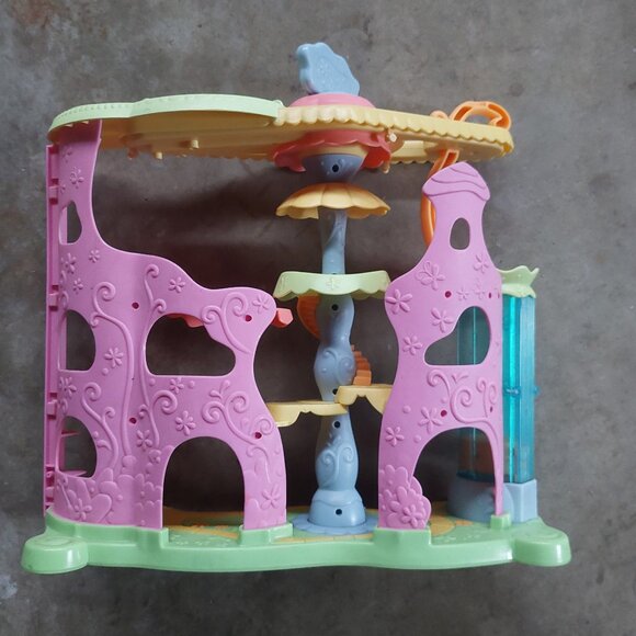 Littlest Pet Shop Round 'n Round Pet Town - Picture 2 of 4